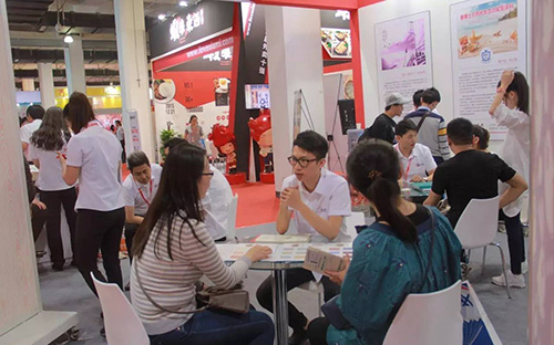 美博士工作人员为客户介绍产品 美博士工作人员为客户介绍产品