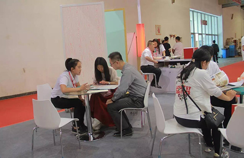 美博士工作人员为客户介绍产品 美博士工作人员为客户介绍产品