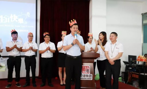 集团常务副总裁王德刚为寿星们送上祝福 集团常务副总裁王德刚为寿星们送上祝福