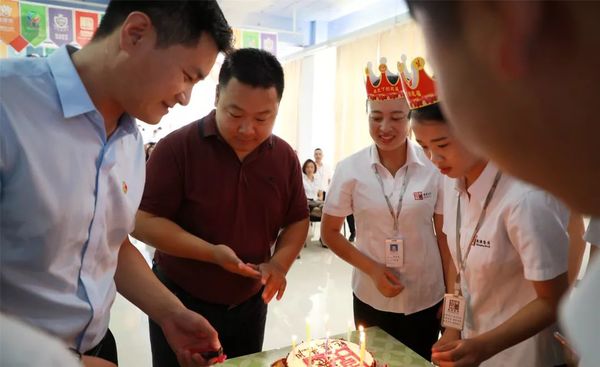 集团领导为寿星们点燃生日蜡烛 集团领导为寿星们点燃生日蜡烛