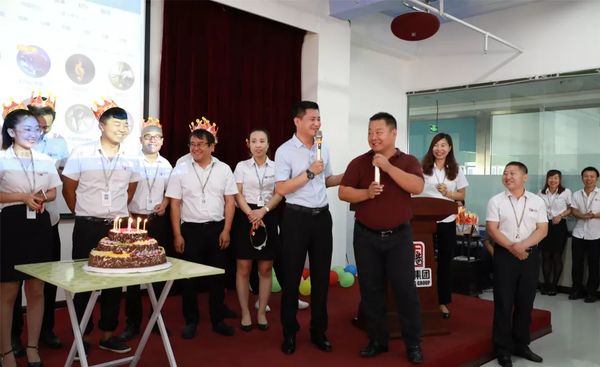 集团运营副总裁赵明华为寿星们送上祝福歌曲 集团运营副总裁赵明华为寿星们送上祝福歌曲