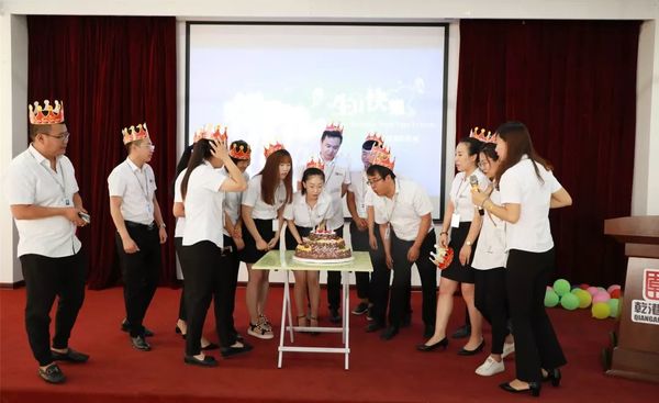 六月份寿星们许下心愿并吹灭生日蜡烛 六月份寿星们许下心愿并吹灭生日蜡烛