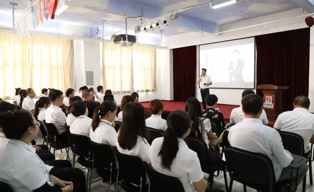 乾港集团早会